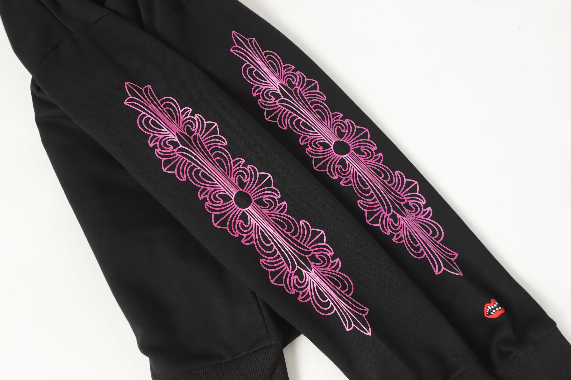 M19—P210 -Chrome Hearts/Chrome Hearts printed sweatshirt cardigan jacket -420 grams of high-density, high-quality wool, soft, delicate and skin-friendly, soft and silky to the touch, warm and skin-friendly -The hardware and zipper accessories are all customized and full of details -Colour: black -Size: S M L XL